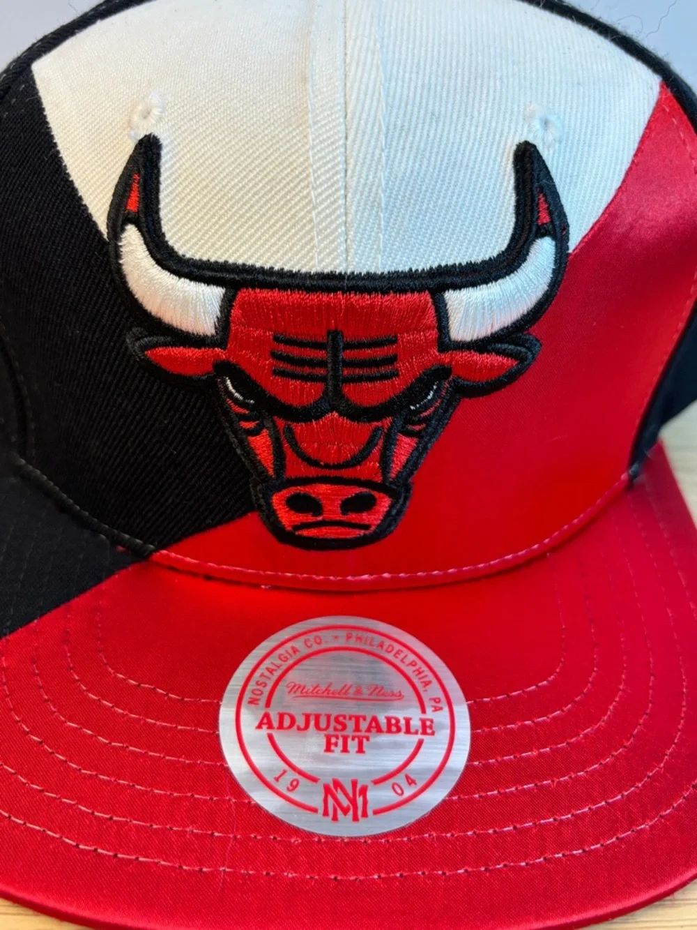 Mitchell & Ness Chicago Bulls Red Black White Tricolor Logo‎ Snapback Hat NWOT